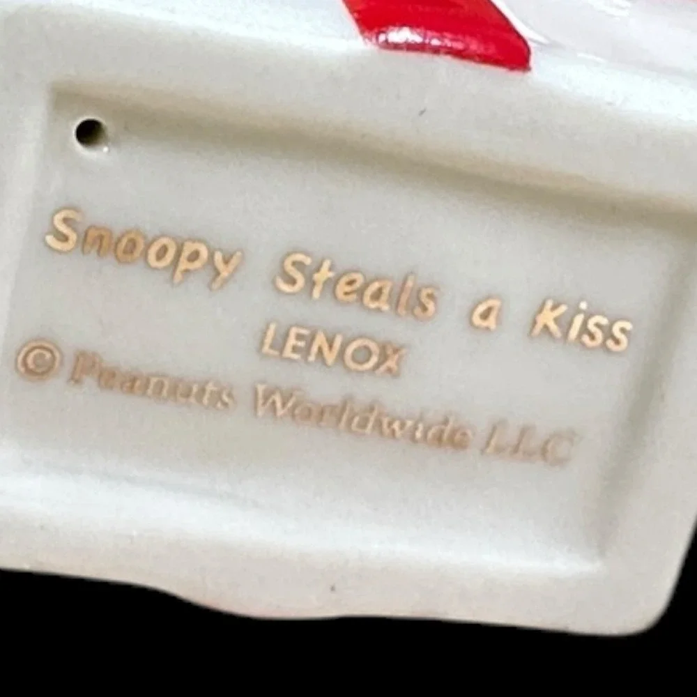 Lenox Snoopy & Lucy Peanuts Figurine – Snoopy Steals a Kiss‎ Rare w/ CoA READ